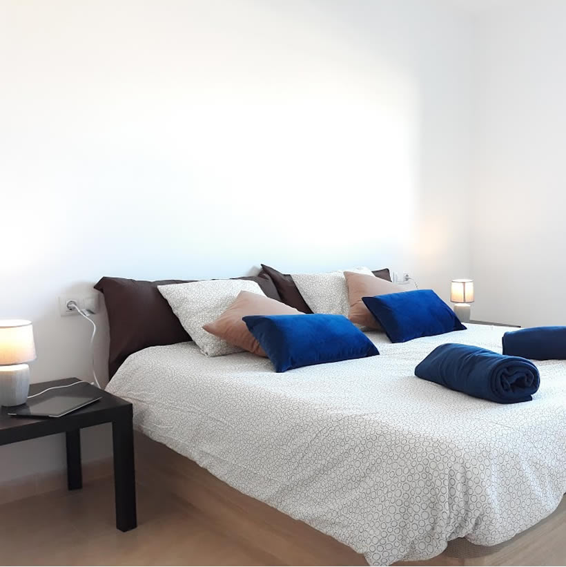 chambre double avec grande fenêtre, location appartement terrasse Deltebre, Delta de l'Ebre, Groom Service Delta