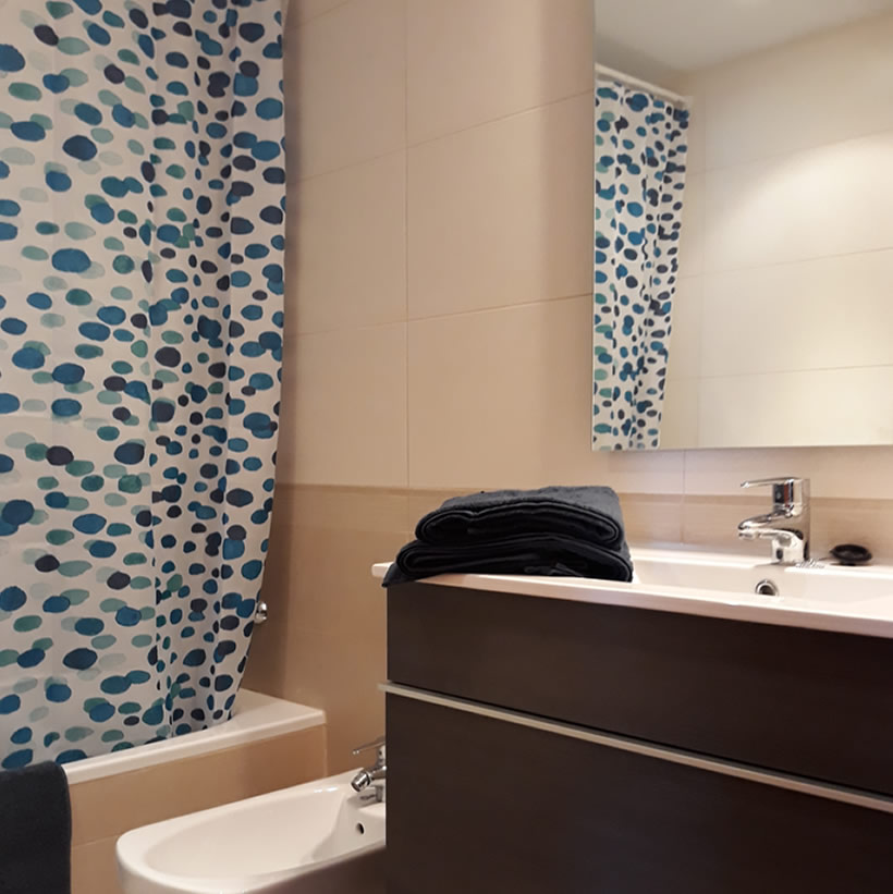Salle de bain avec WC, bidet, douche, évier, sèche cheveux, location Delta de l'Ebre