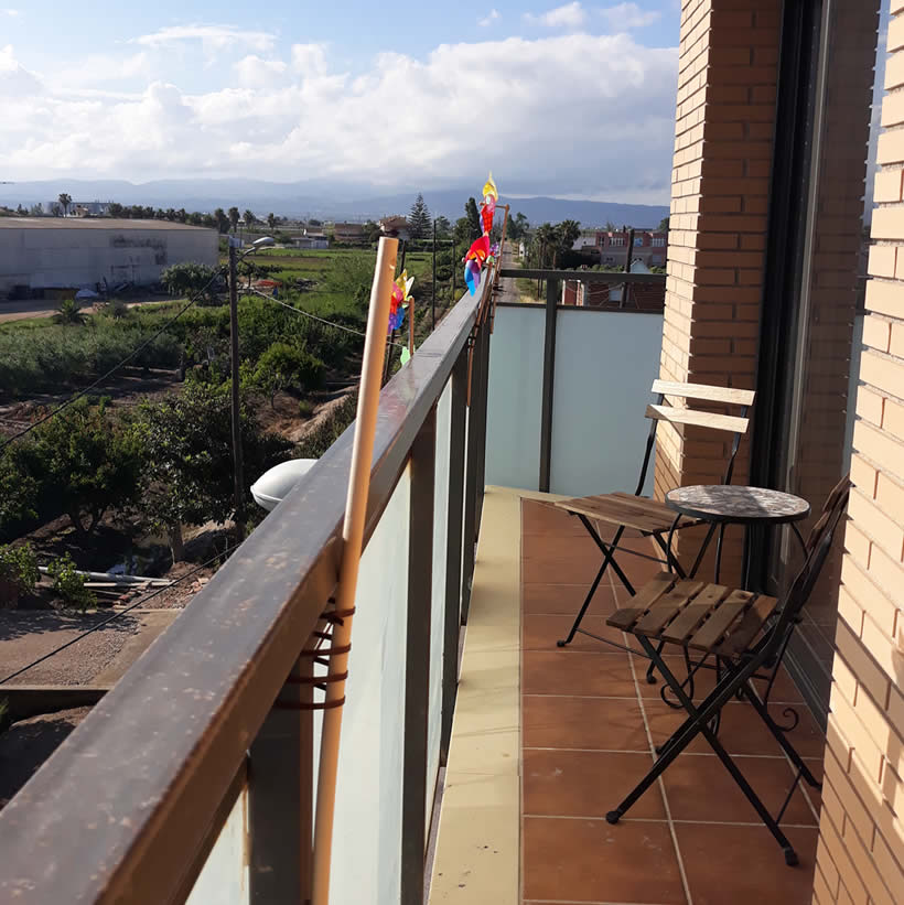 Grande terrasse d'angle avec vue sur les rizières et Deltebre, location Delta de l'Ebre