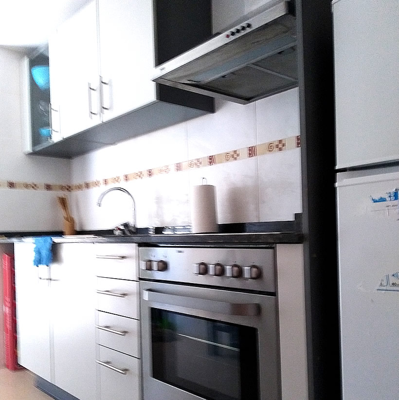Cuisine aménagée et équipée avec balcon appartement en location à Deltebre, Delta de l'Ebre, location vacances 5 personnes Delta, Groom Service Delta